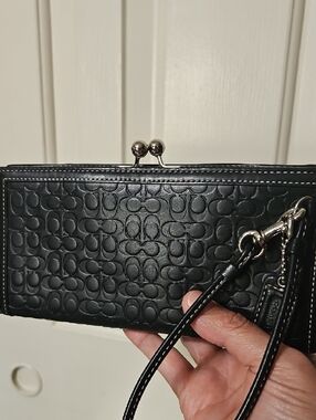 Coach NWOT Y2K Black Embossed Signature Leather Kisslock Wristlet Clutch